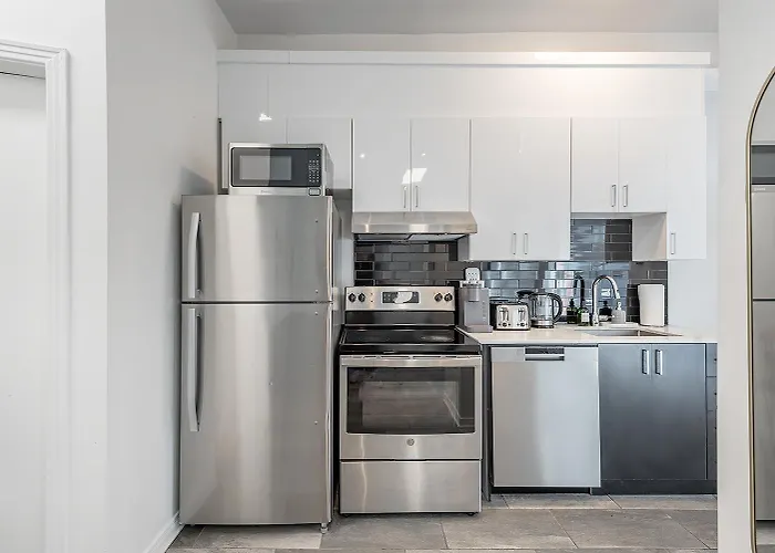 Spacious 5-Bed Oasis In The Heart Of Downtown-5 Min To Bell Center, Free Parking