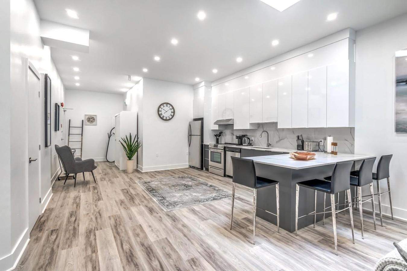Spacious 5-bed Oasis In The Heart Of Downtown-5 Min To Bell Center, Free Parking Montréal