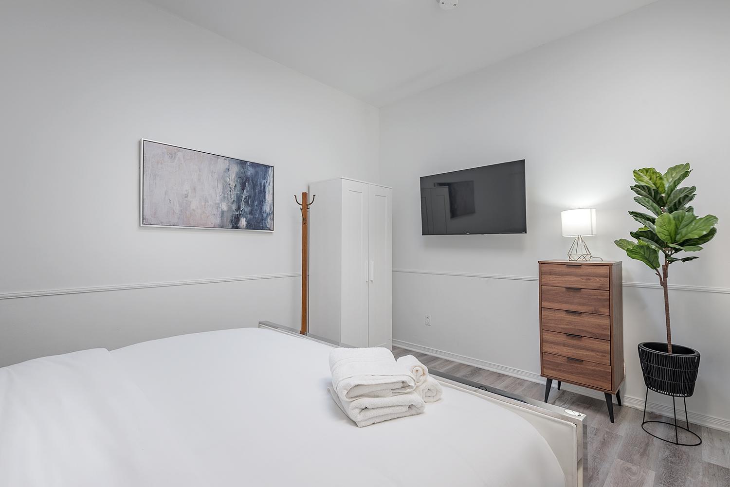 Spacious 5-bed Oasis In The Heart Of Downtown-5 Min To Bell Center, Free Parking Appartement
